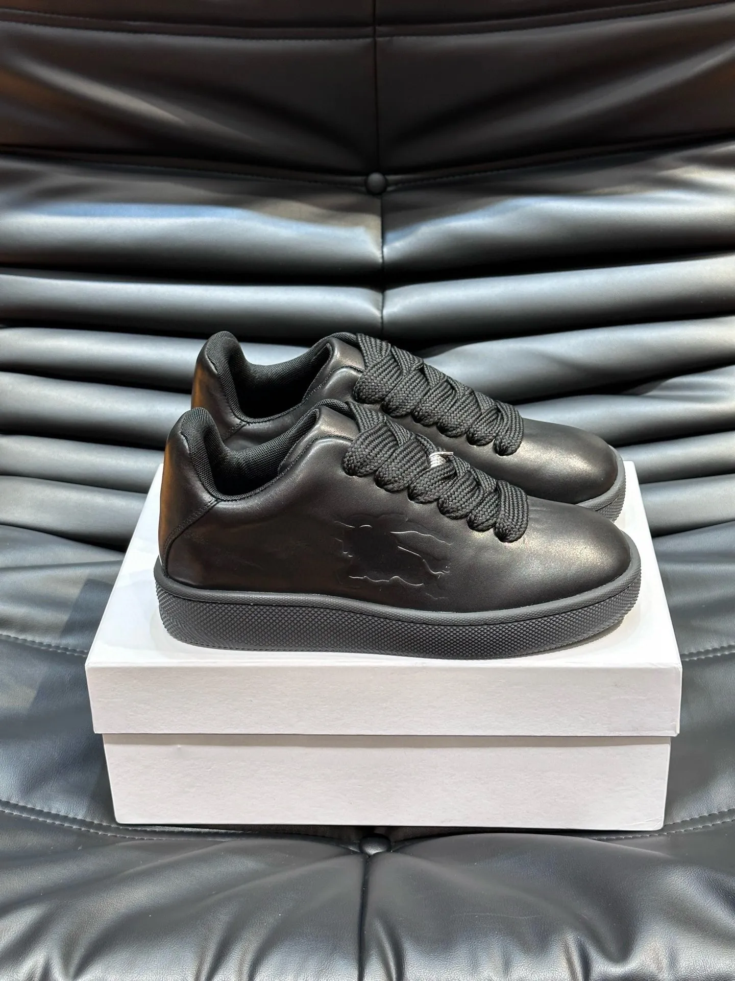 Factory price: 500💰Burberry Box series👫Thick-soled casual sports shoes for couples, cool sneakers and bread shoes, purchased and developed from the original version, the top version of the Box series sports shoes, made of original plaid/knitted fabric, embellished with embossed Equestrian Knight logo (EKD). Made of mesh lining, the laces are decorated with metal coils, the rubber sole is decorated with the Burberry letter logo, and the original molded 3.5CM two-color T men's shoe 💰U outsole! Code number: 35-45 (35-45 customized)